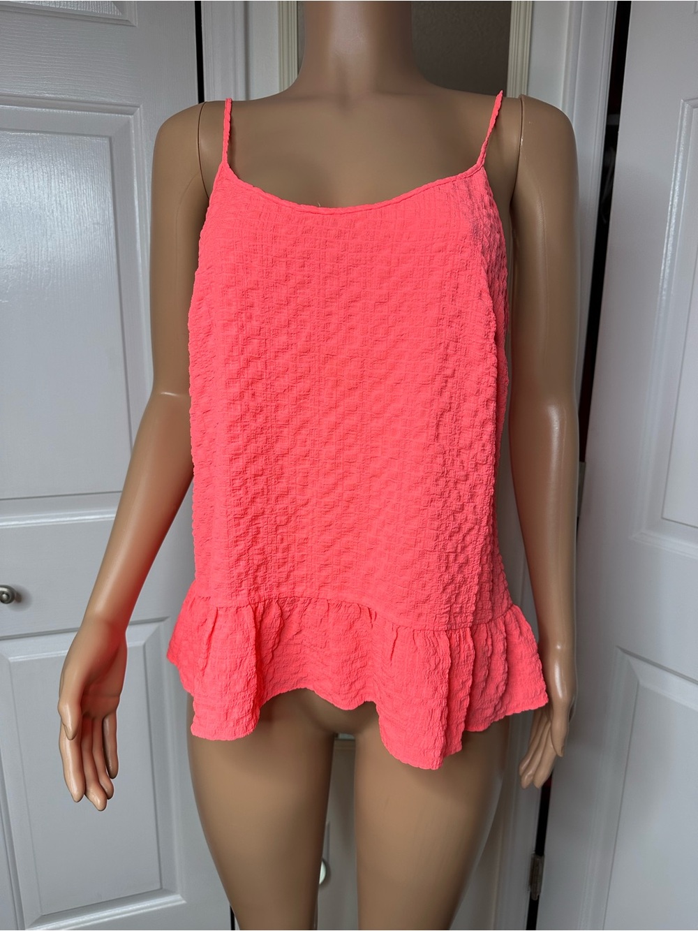 Lilly Pulitzer Coral Pink Textured Ruffle Hem Cami Top Size Medium